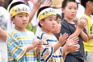 タオルを身につける子どもたち（掲載許可を頂いています）